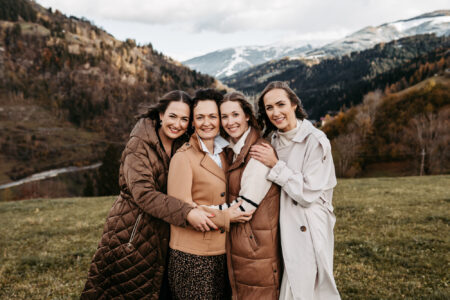 Familienportrait mit vier Frauen vor verschneiter Bergkulisse, herbstliche Stimmung in den Salzburger Alpen, herzlich umarmt, Familienshooting, Hochzeitsfotografie und Familienfotografie Salzburg von Leonie Unterkofler